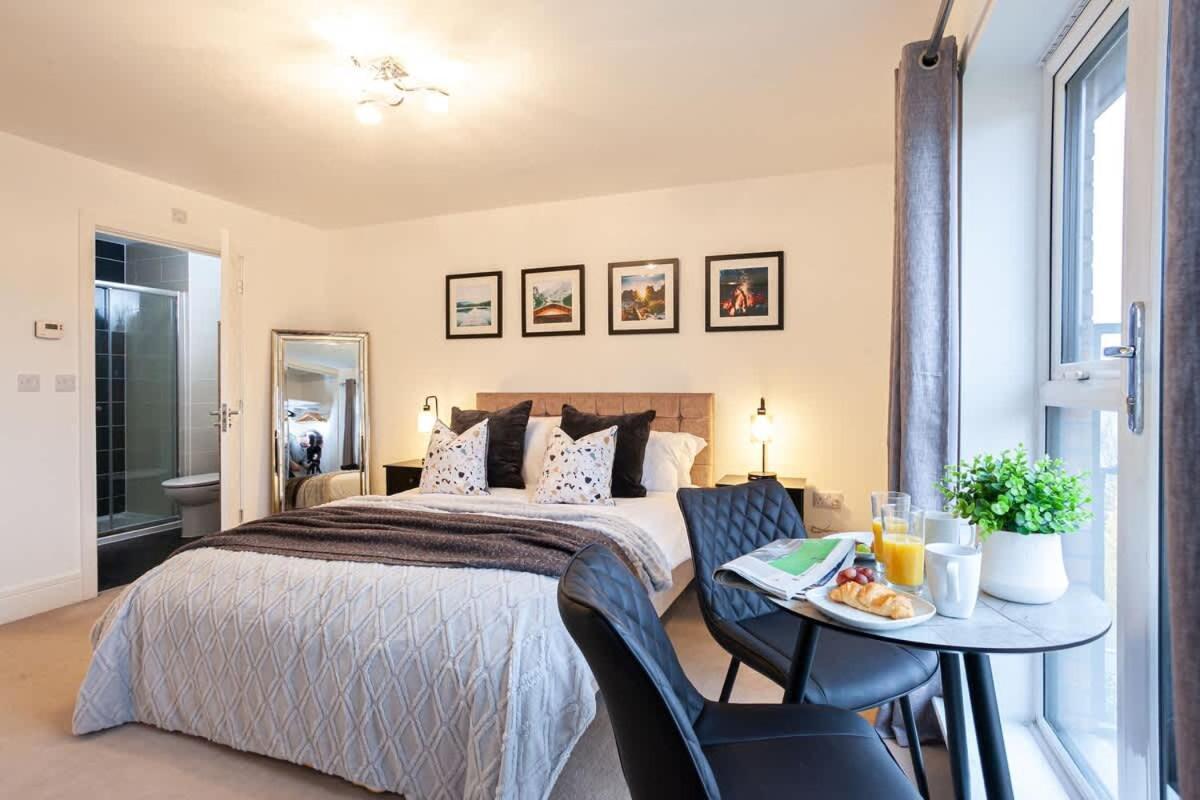 Ambassador House By Truestays - Luxury 4 Bedroom House In Stoke-On-Trent Etruria ภายนอก รูปภาพ