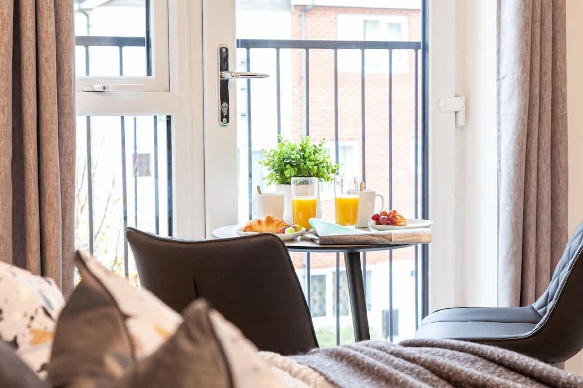 Ambassador House By Truestays - Luxury 4 Bedroom House In Stoke-On-Trent Etruria ภายนอก รูปภาพ