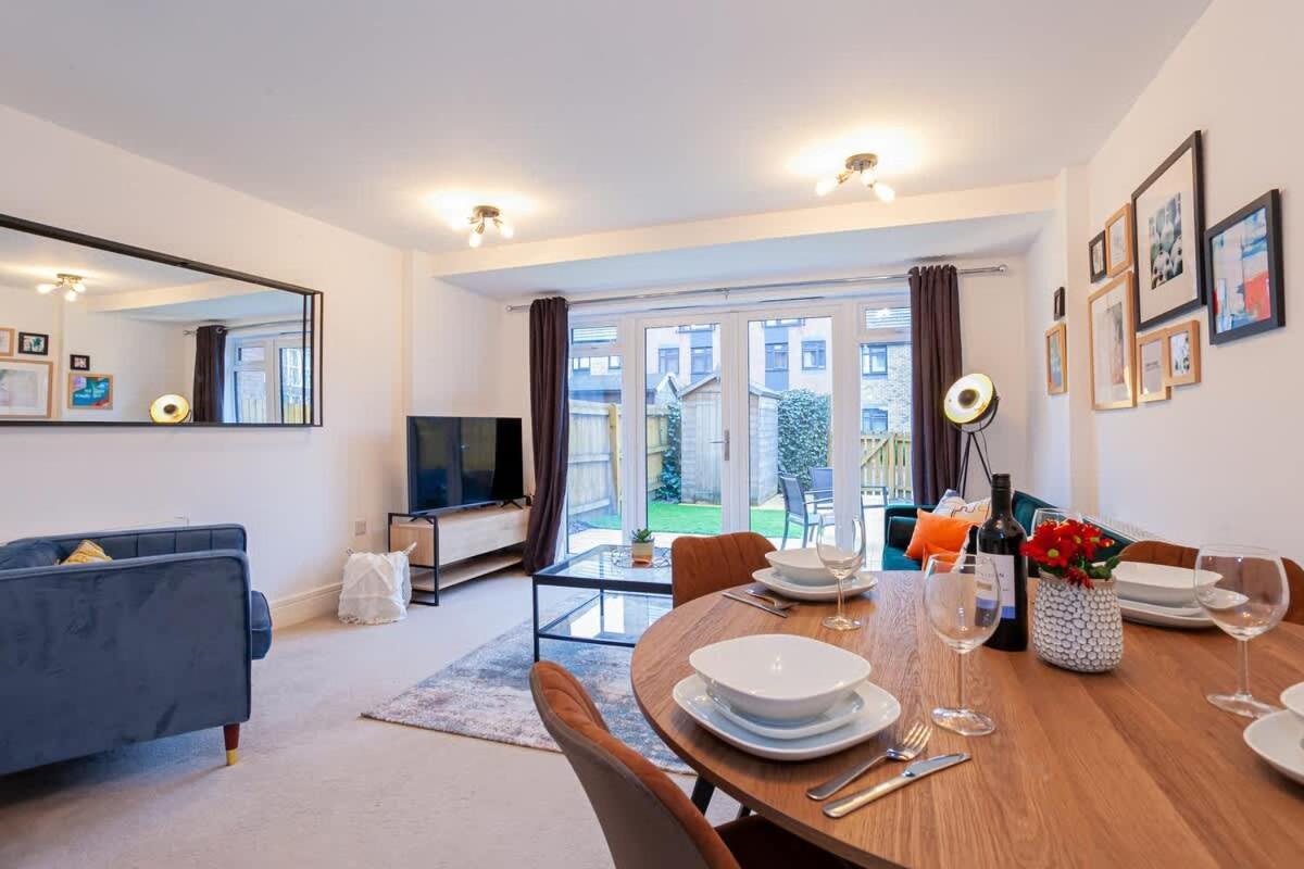 Ambassador House By Truestays - Luxury 4 Bedroom House In Stoke-On-Trent Etruria ภายนอก รูปภาพ